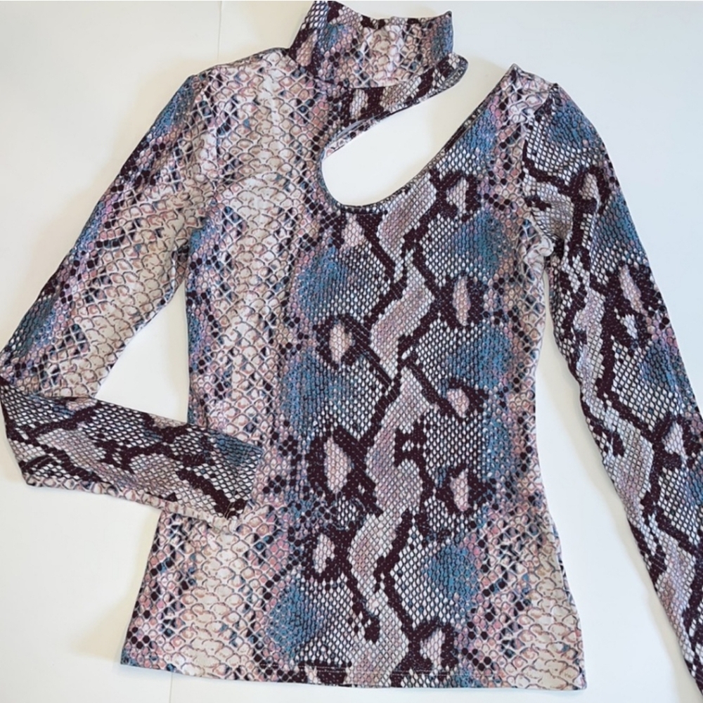 Guess long sleeve cut shoulder top